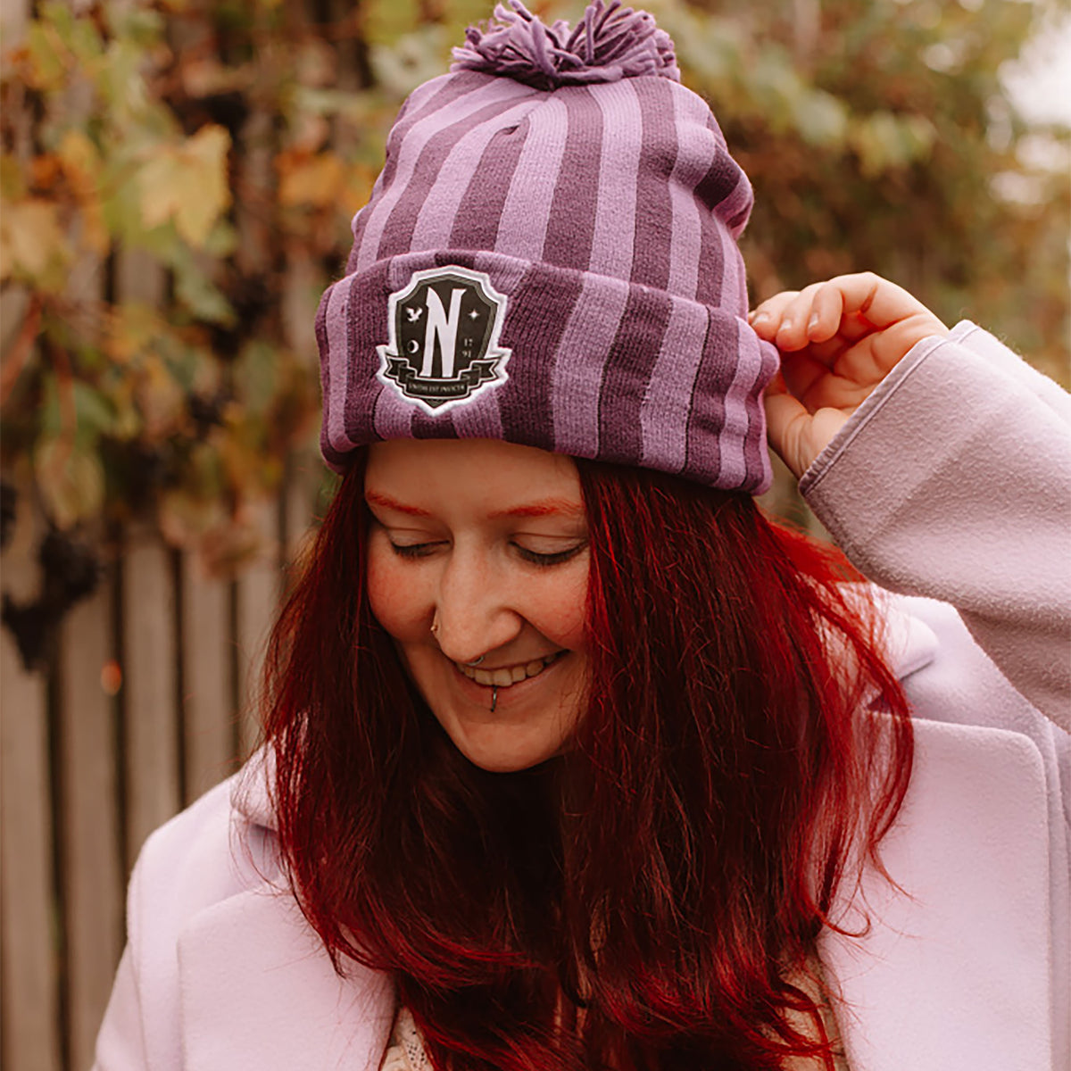 Produktbild Wednesday - Nevermore Logo Mütze mit Bommel