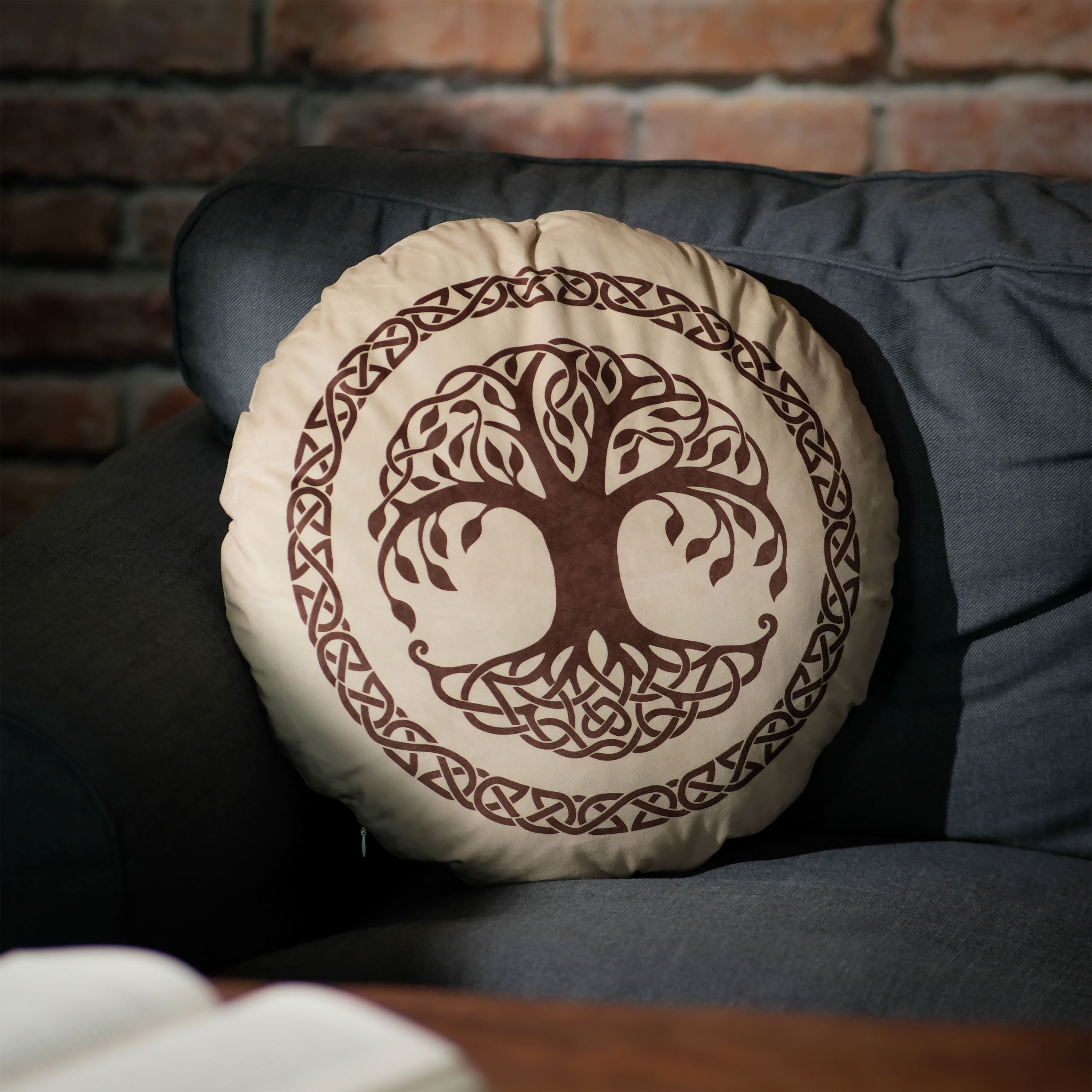 Produktbild Drachenzähmen leicht gemacht - Weltenbaum Symbol Kissen braun