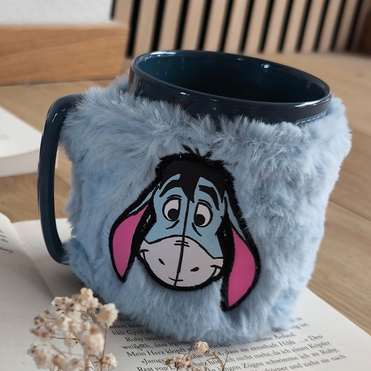 Produktbild Winnie Puuh - I-Aah Tasse mit Plüschüberzug