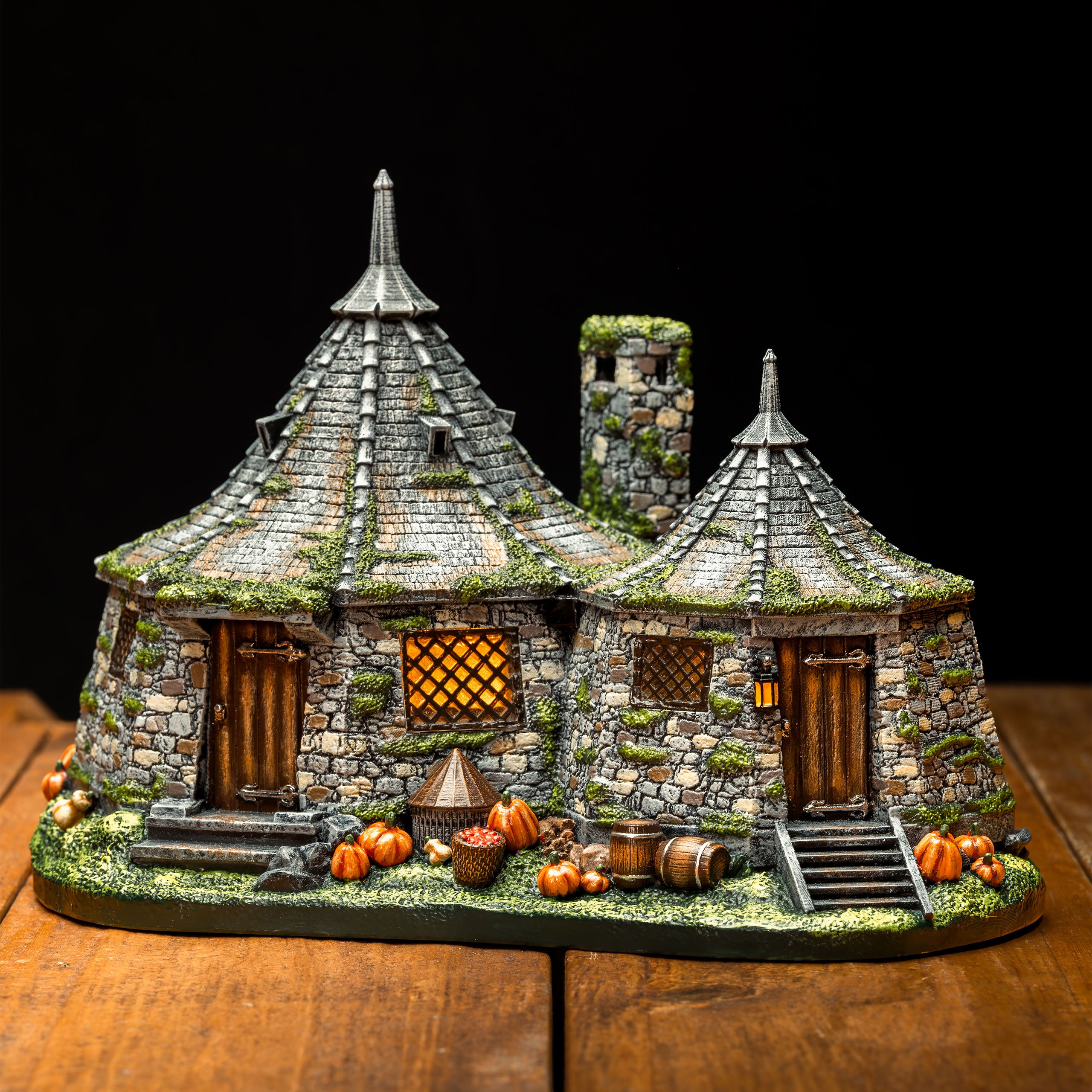 Produktbild Harry Potter - Hagrids Hütte Miniatur Replik mit LED Leuchtfunktion