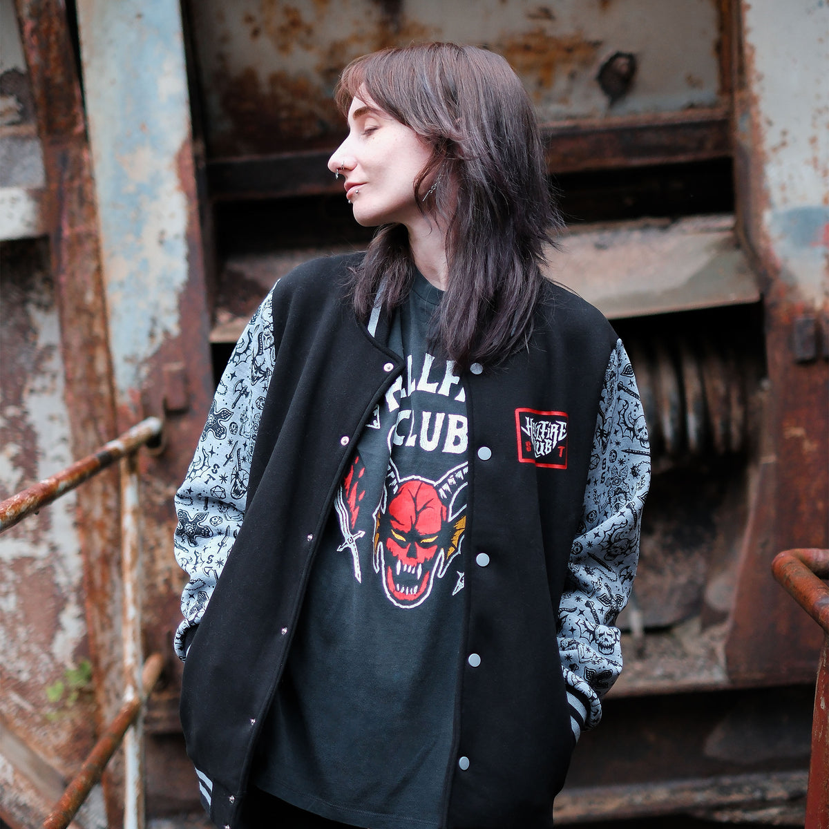Produktbild Stranger Things - Hellfire Club T-Shirt grau