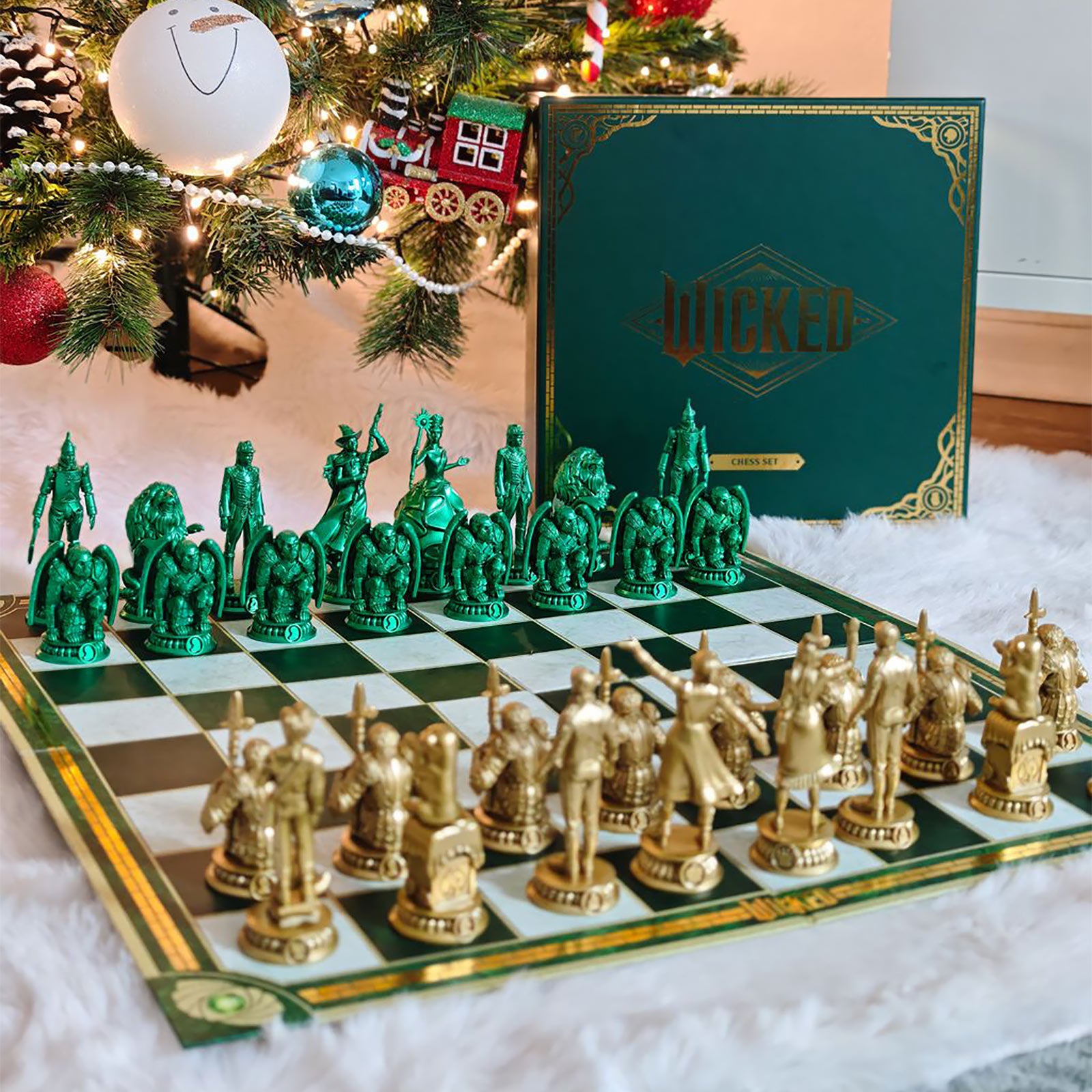 Product image Wicked - Shiz vs. Emerald City Chess Set