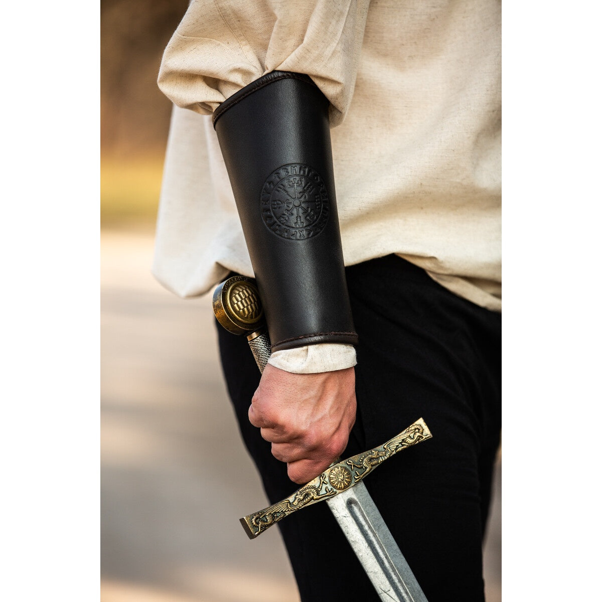 Produktbild Mittelalter Lederarmschiene Ottar mit Vegvisir-Prägung schwarz