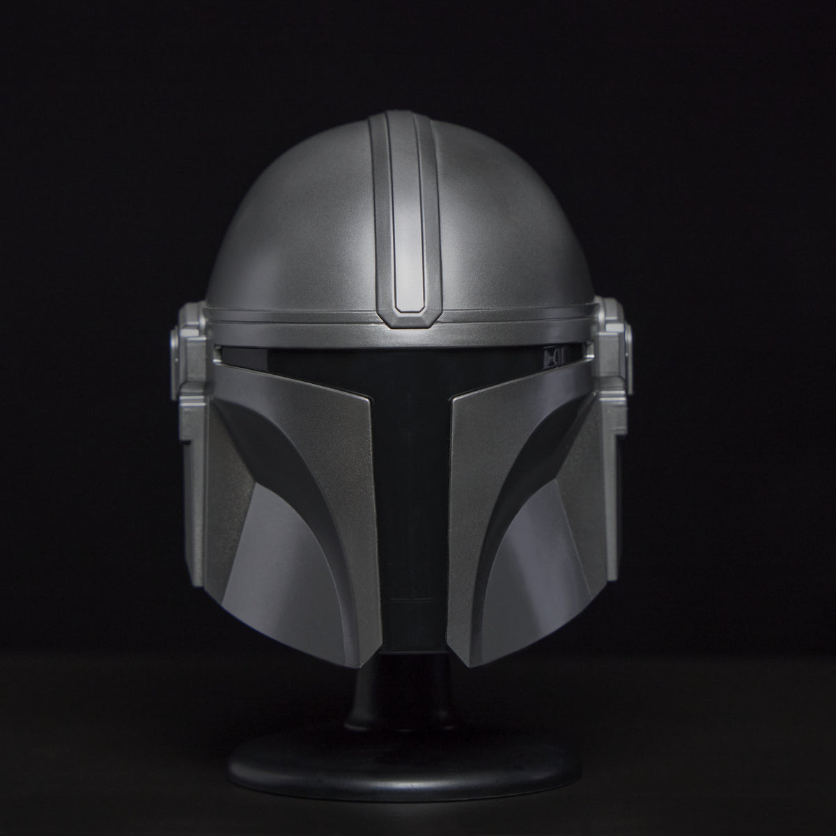 Produktbild Star Wars - Mandalorian Mini Helm Replik auf Base