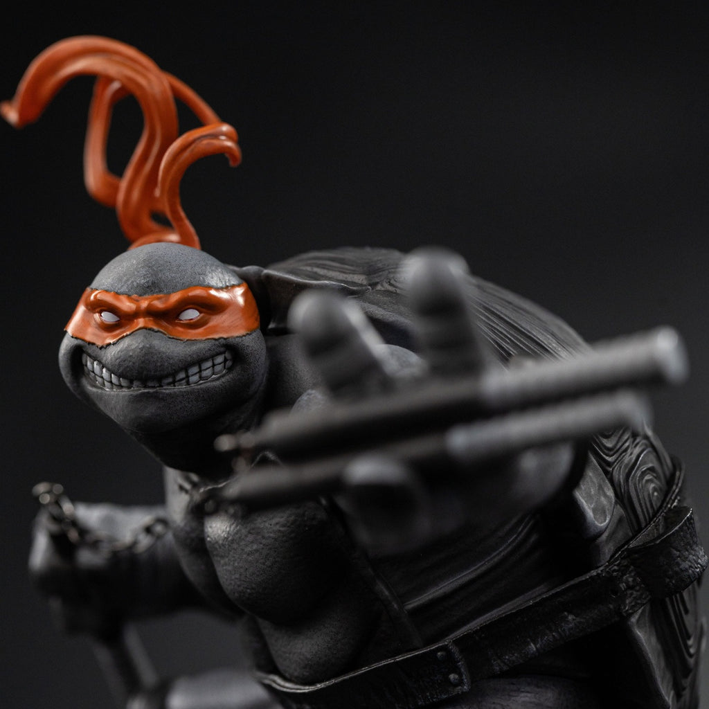 Produktbild Teenage Mutant Ninja Turtles Art Scale Statue 1/10 Michelangelo Black and White Variant 26 cm heo exclusive