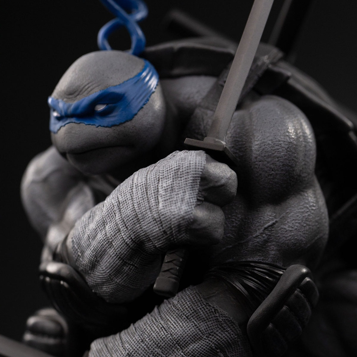 Produktbild Teenage Mutant Ninja Turtles Art Scale Statue 1/10 Leonardo Black and White Variant 26 cm heo exclusive