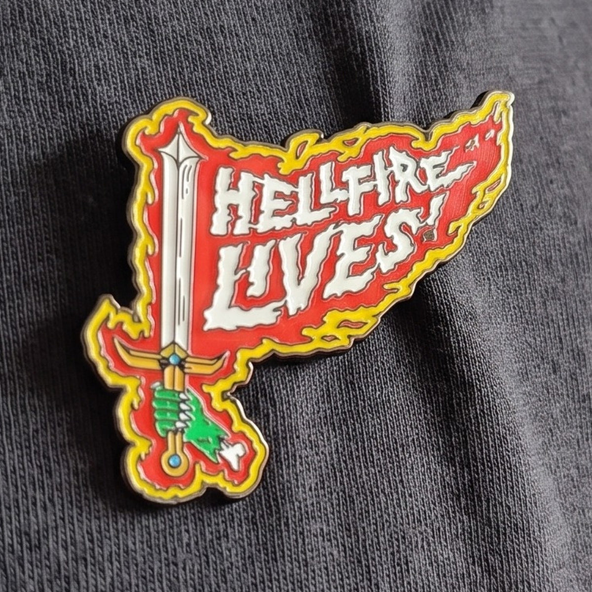 Produktbild Stranger Things Ansteck-Pin Hellfire Lives Limited Edition