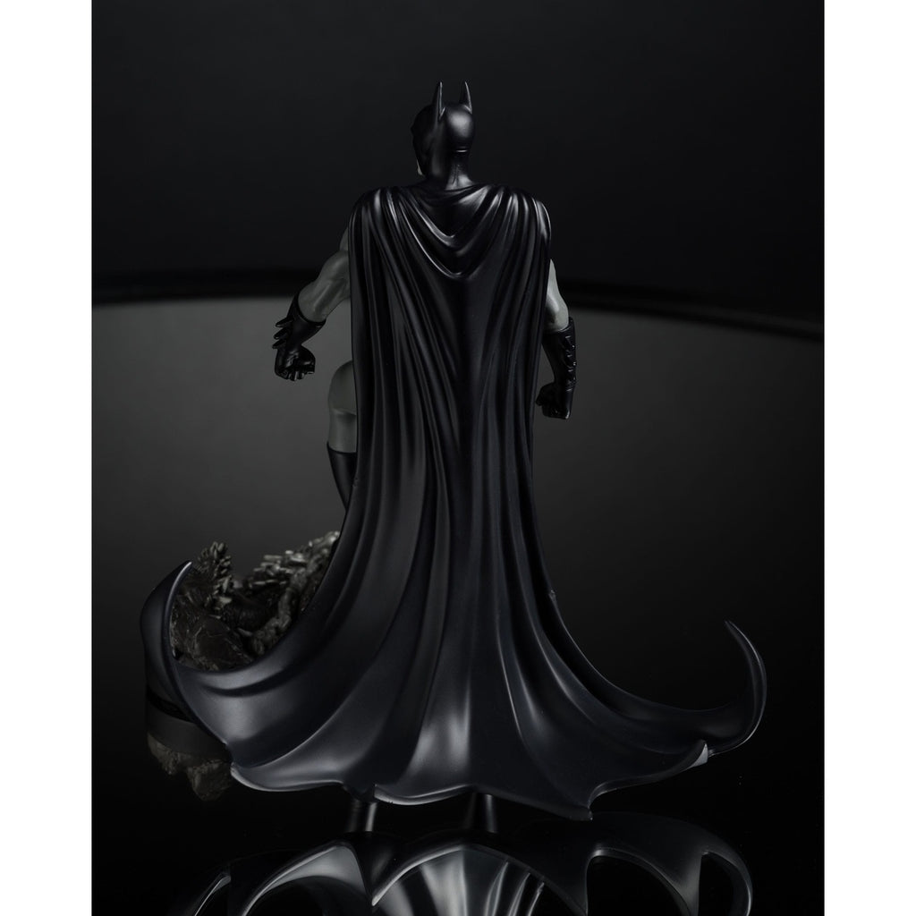 Produktbild DC Direct Statue 1/10 Batman by Bjorn Barends (Black White) 18 cm