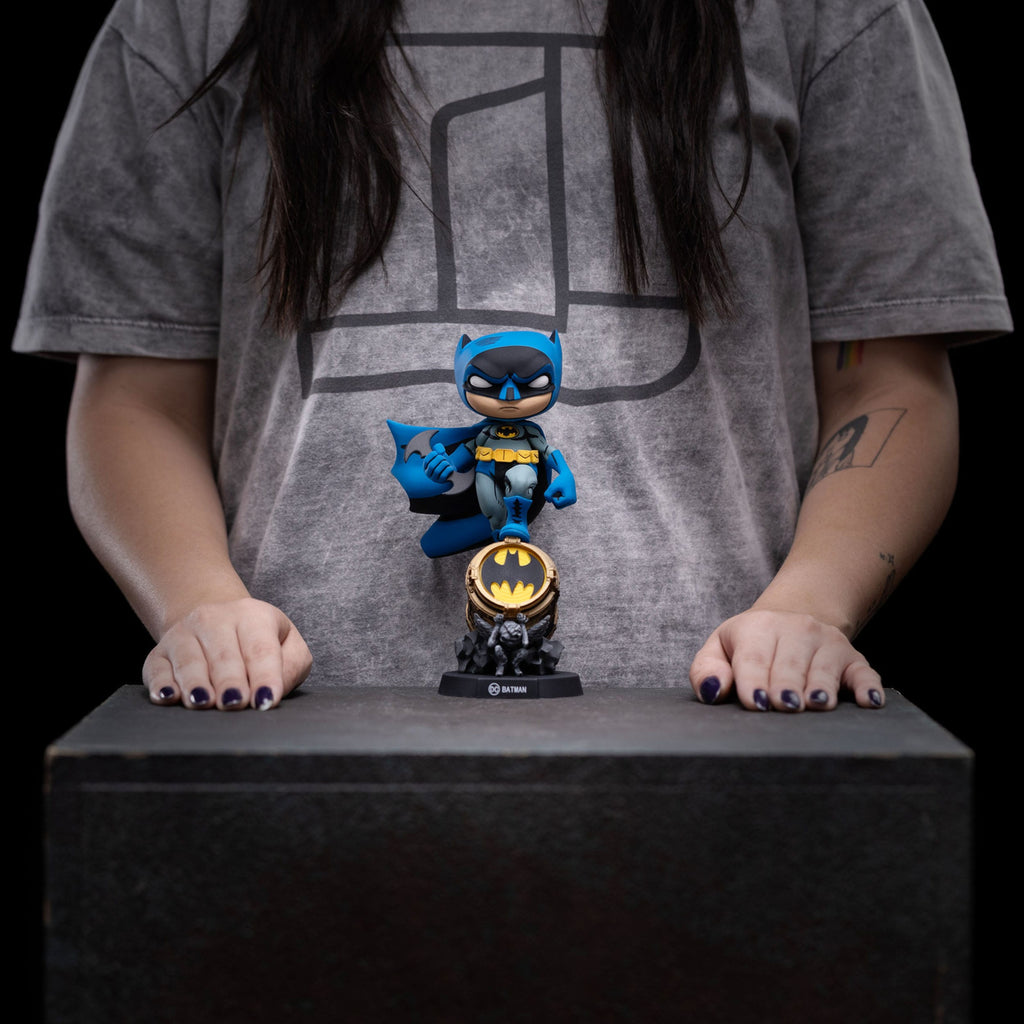 Produktbild Batman Mini Co. PVC Figur Batman on Bat-Signal (Blue