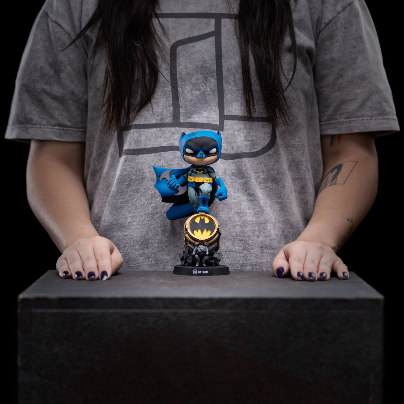 Produktbild Batman Mini Co. PVC Figur Batman on Bat-Signal (Blue